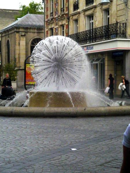 la fontaine de la place la plus connu de reims